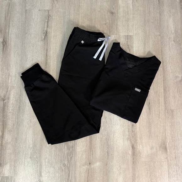 FIGS Women’s Black High Waisted Zamora Jogger & Casma two pocket Scrub top Small - Picture 1 of 13